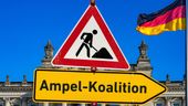 Ein Pfeil mit der Aufschrift "Ampel-Koalition" zusammen mit einem Baustellenschild vor dem deutschen Bundestag. | Bild:picture alliance / SULUPRESS.DE | Torsten Sukrow / SULUPRESS.DE