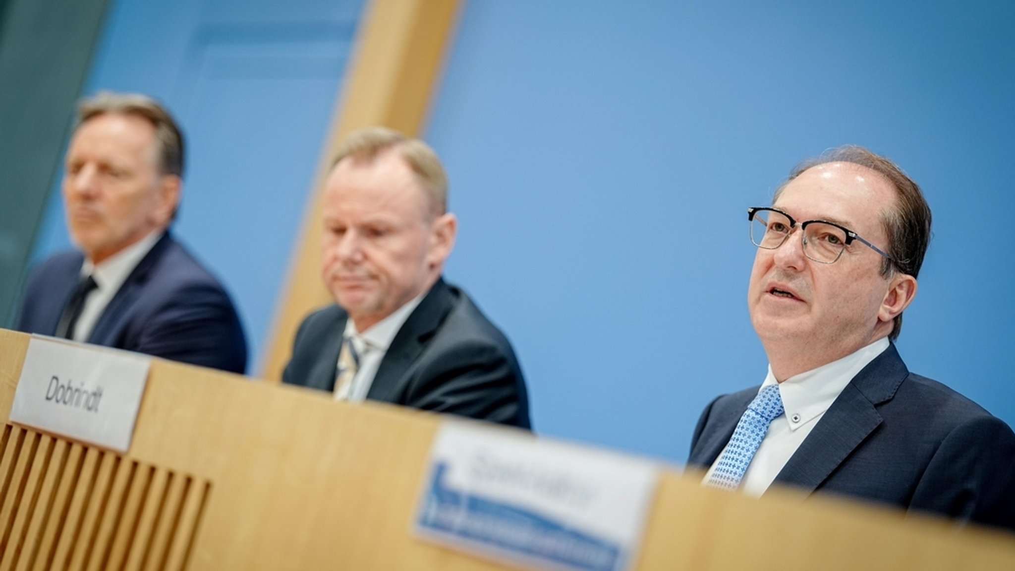 Am 20.04.2026 stellen Holger Münch (l-r), Präsident des Bundeskriminalamtes (BKA), Andy Grote (SPD), Vorsitzender der Innenministerkonferenz (IMK), und Senator für Inneres und Sport der Stadt Hamburg, und Alexander Dobrindt (CSU), Bundesinnenminister, die Polizeiliche Kriminalstatistik 2025 in der Bundespressekonferenz vor. 