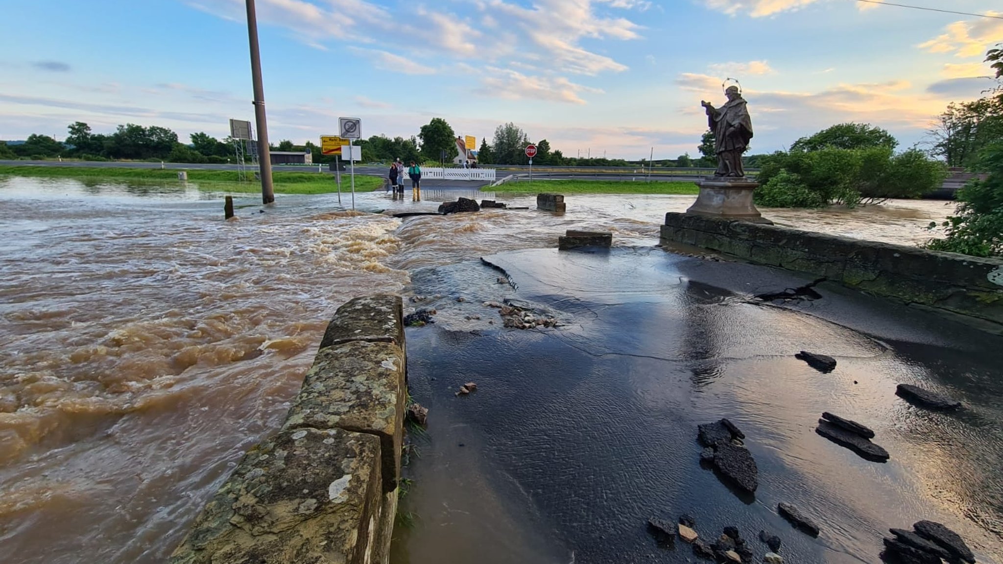 Weggerissene Brücke bei Altmannshausen