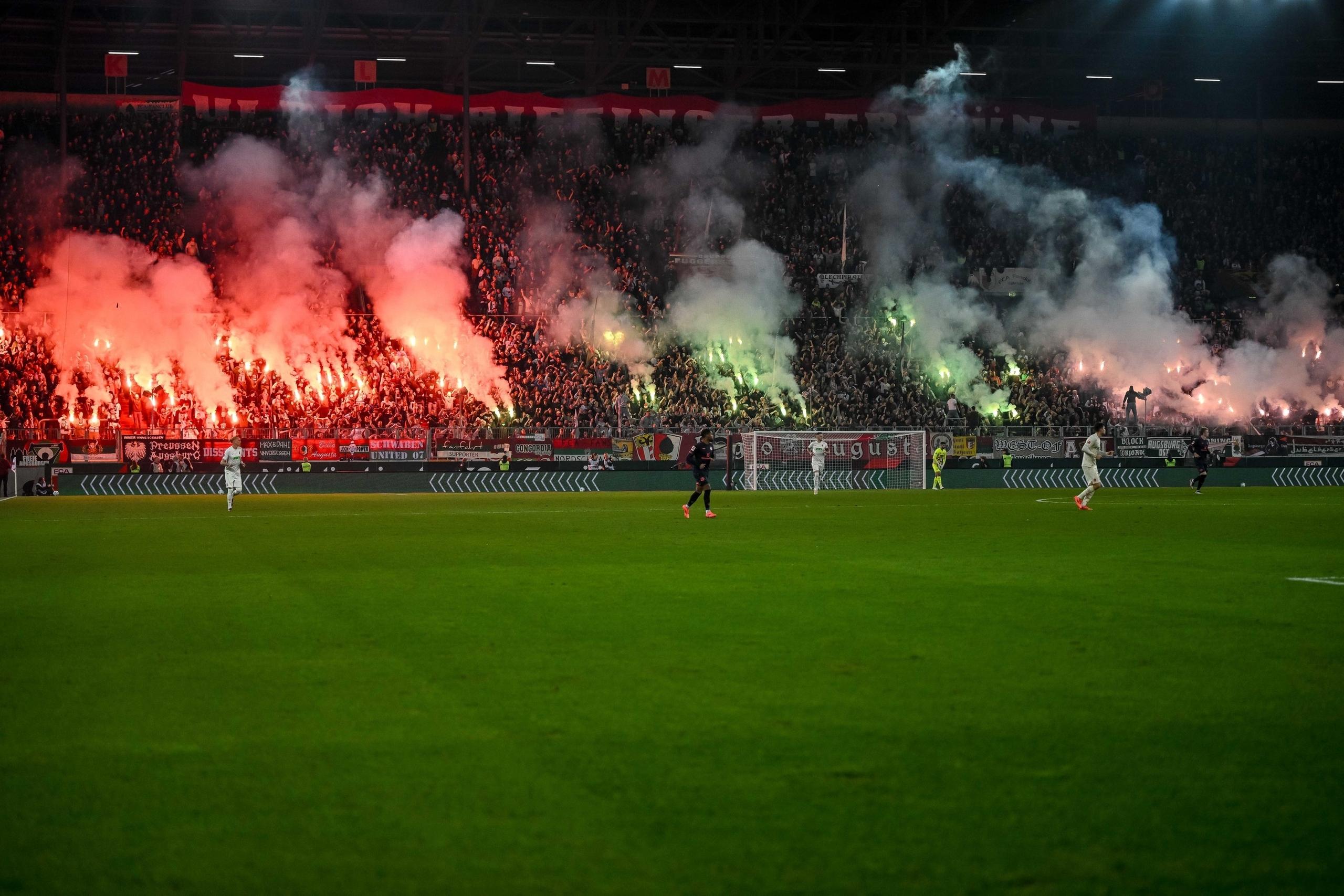 Beim Bundesligaspiel FC Augsburg - FSV Mainz haben Fans in der WWK-Arena Pyrotechnik abgebrannt. Dabei wurden zwei Frauen verletzt.