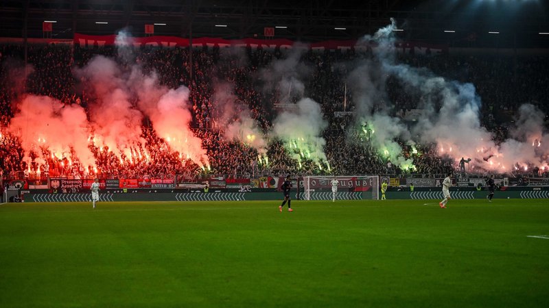 Beim Bundesligaspiel FC Augsburg - FSV Mainz haben Fans in der WWK-Arena Pyrotechnik abgebrannt. Dabei wurden zwei Frauen verletzt. | Bild: dpa-Bildfunk/Harry Langer Beim Bundesligaspiel FC Augsburg - FSV Mainz haben Fans in der WWK-Arena Pyrotechnik abgebrannt. Dabei wurden zwei Frauen verletzt.