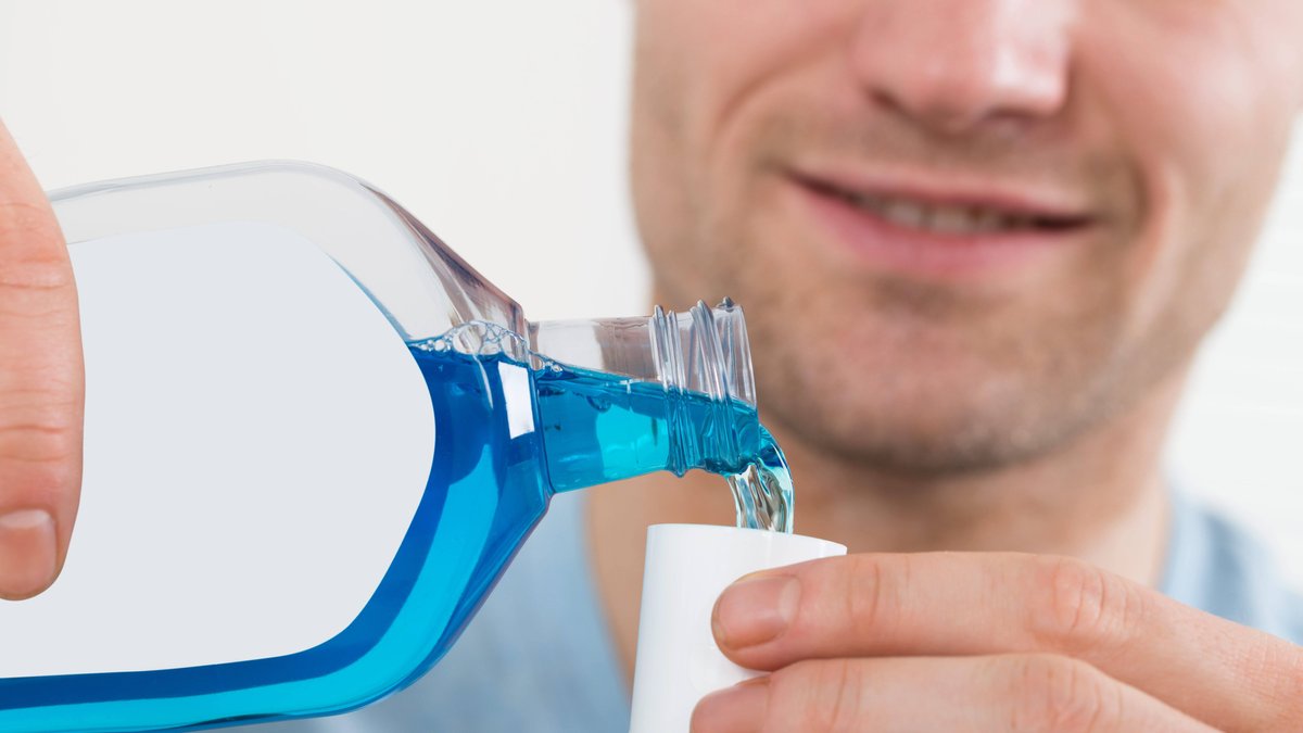 Helfen Mundwasser und viel trinken gegen das Coronavirus?