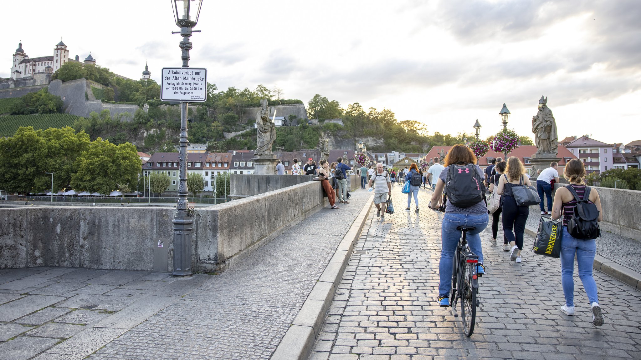 Alte Mainbrücke in Würzburg unter Corona-Auflagen