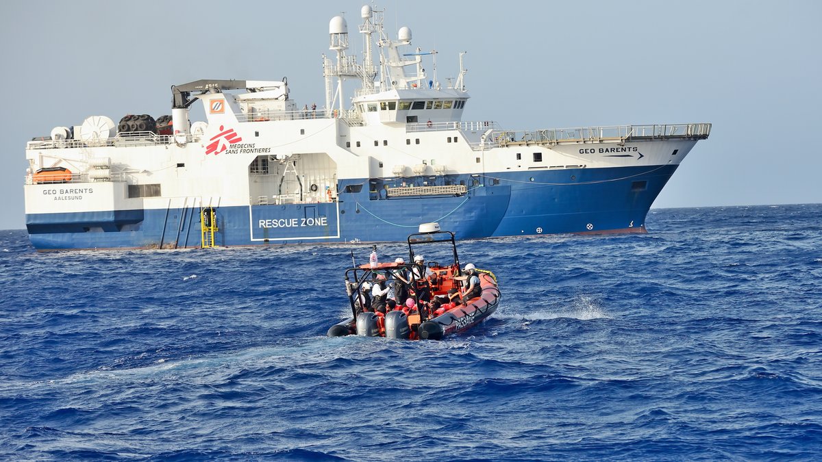 05.08.2021: Retter auf einem Beiboot des Schiffs "Geo Barents" von Ärzte ohne Grenzen (im Hintergrund).