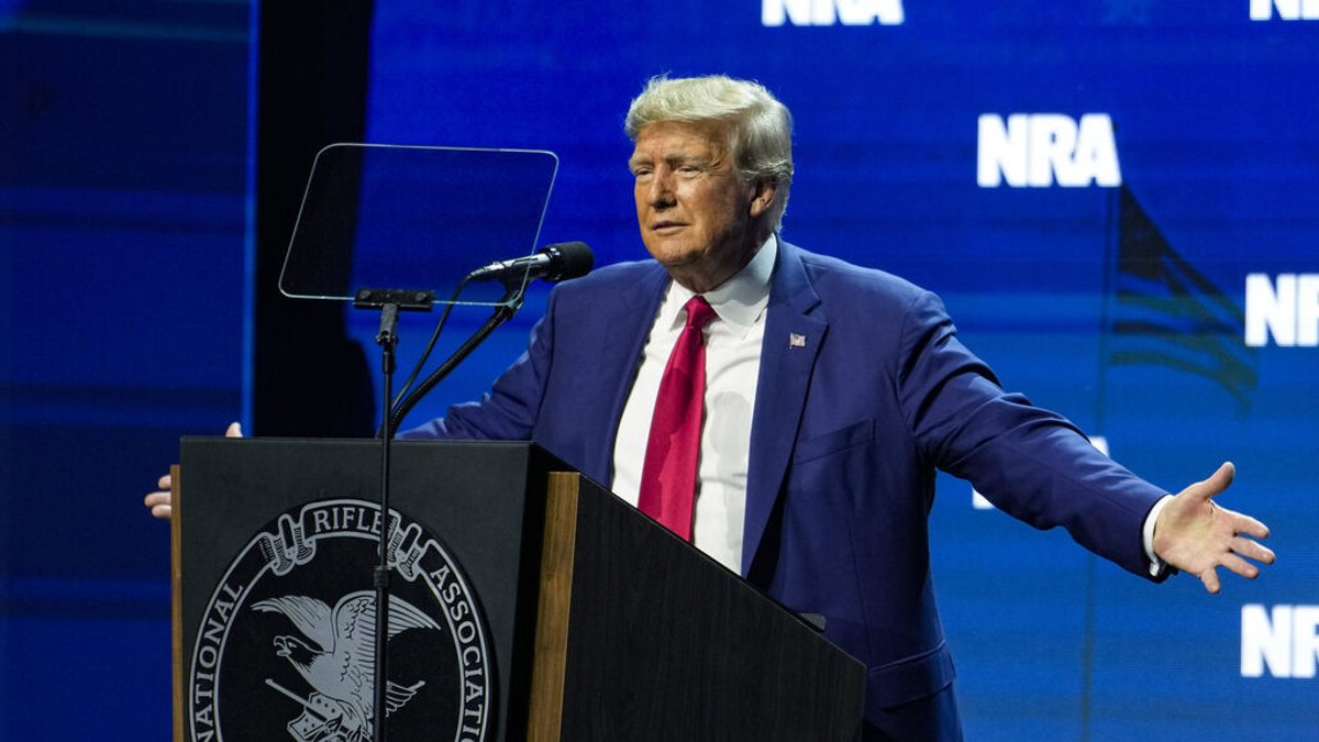 14.04.2023, USA, Indianapolis: Donald Trump, ehemaliger Präsident der USA, spricht auf der Jahrestagung der National Rifle Association (NRA). Foto: Michael Conroy/AP +++ dpa-Bildfunk +++