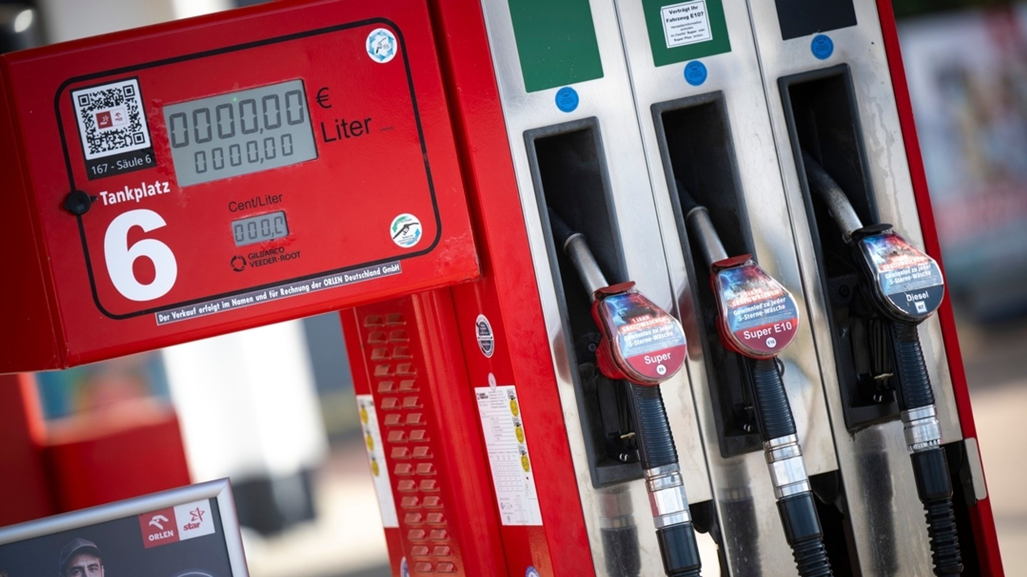 An einer Zapfsäule an einer Tankstelle hängen die Tankschläuche der Kraftstoffe Superbenzin (l-r), Super E10 und Diesel.