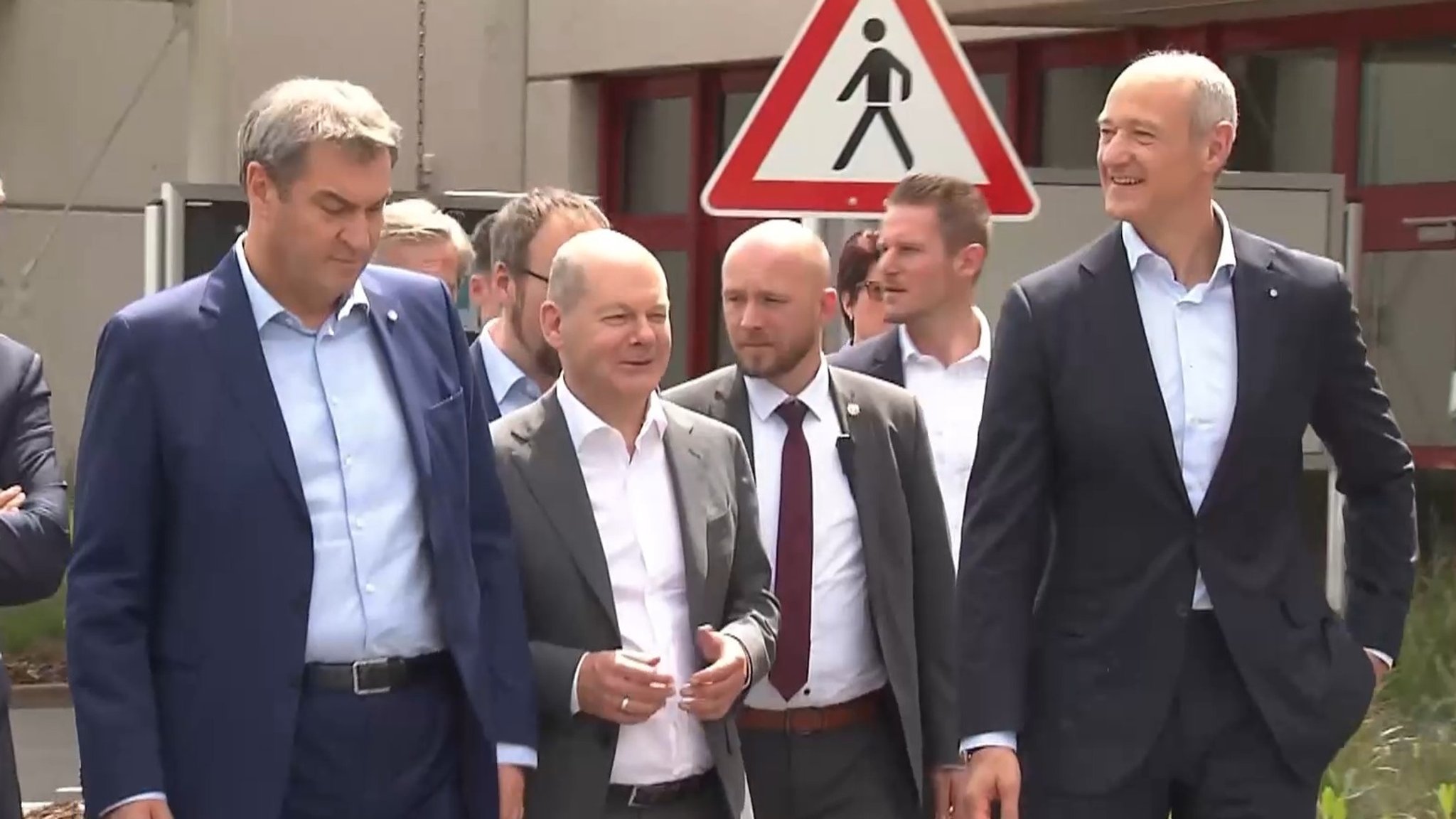 Bundeskanzler Olaf Scholz (SPD) und Ministerpräsident Markus Söder (CSU) beim Besuch des Siemens-Gerätewerks in Erlangen.