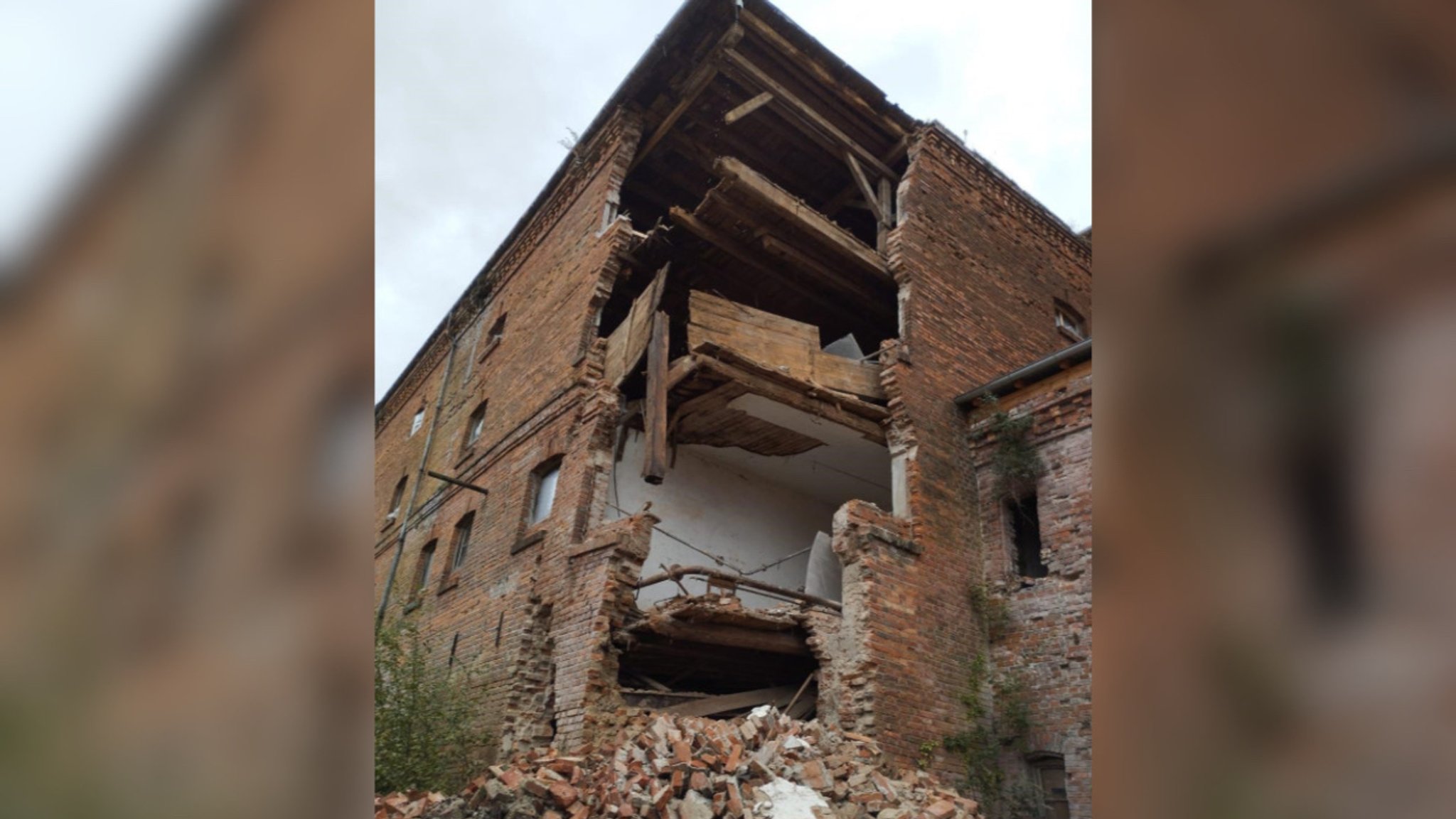 In Ering im Landkreis Rottal-Inn ist ein Teil der leerstehenden Malzfabrik eingestürzt.