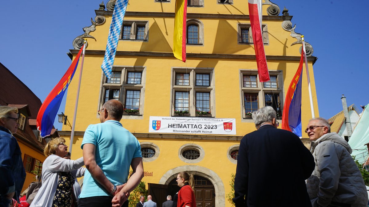 Ein mit Flagge geschmücktes Gebäude in Dinkelsbühl.