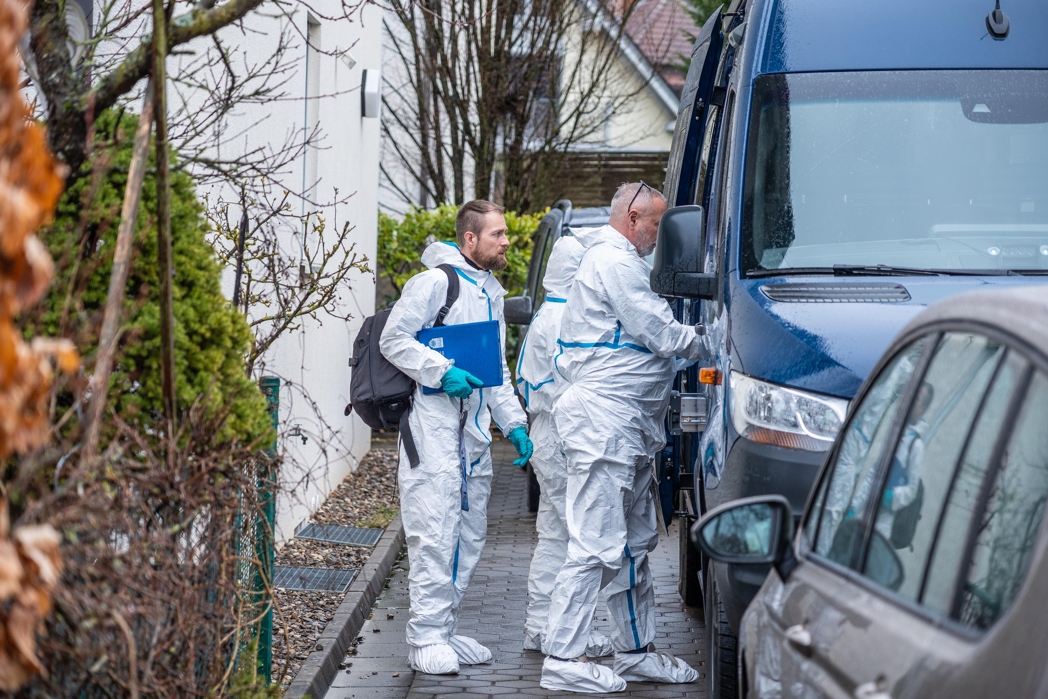 Ermittler in weißen Schutzanzügen sichern Beweise in Strullendorf.