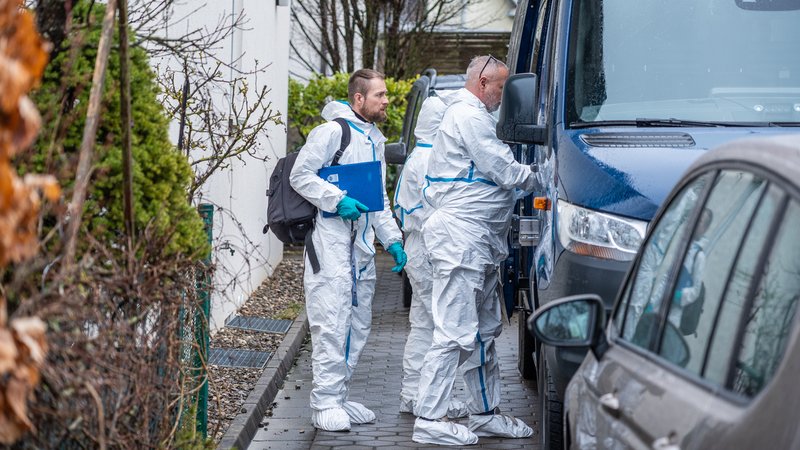 Ermittler in weißen Schutzanzügen sichern Beweise in Strullendorf. | Bild: NEWS5/ Ferdinand Merzbach Ermittler in weißen Schutzanzügen sichern Beweise in Strullendorf.