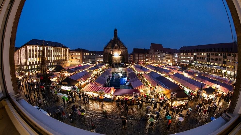 Der Nürnberger Christkindlesmarkt ist 1678 erstmals namentlich erwähnt worden. Das haben die Nachforschungen des Nürnberger Stadtarchives und des Germanischen Nationalmuseums ergeben. Er ist damit 50 Jahre jünger als andere Quellen berichten. 