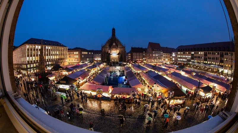Der Nürnberger Christkindlesmarkt ist 1678 erstmals namentlich erwähnt worden. Das haben die Nachforschungen des Nürnberger Stadtarchives und des Germanischen Nationalmuseums ergeben. Er ist damit 50 Jahre jünger als andere Quellen berichten. | Bild: dpa-Bildfunk/Daniel Karmann Der Nürnberger Christkindlesmarkt ist 1678 erstmals namentlich erwähnt worden. Das haben die Nachforschungen des Nürnberger Stadtarchives und des Germanischen Nationalmuseums ergeben. Er ist damit 50 Jahre jünger als andere Quellen berichten.