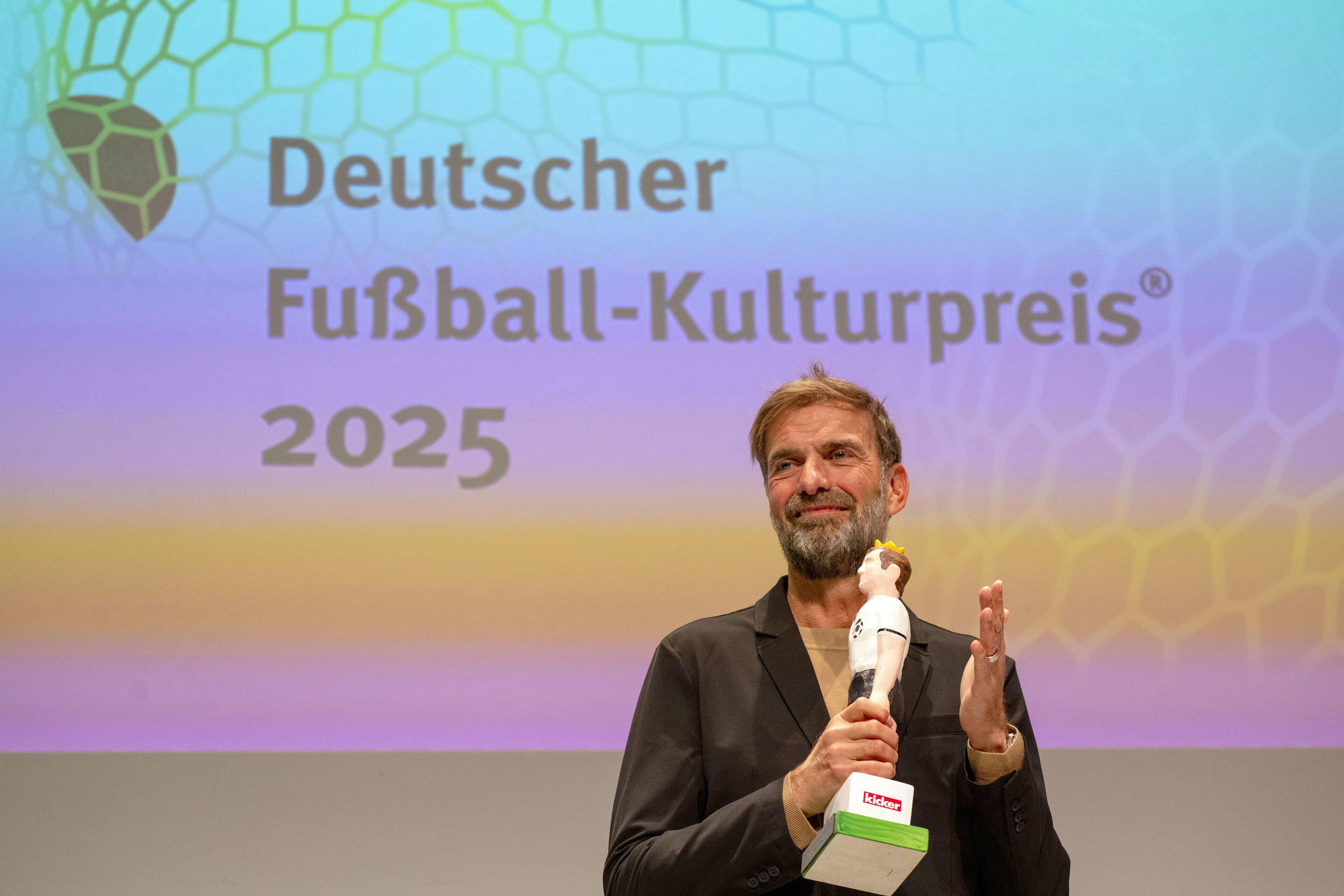 24.10.2025, Bayern, Nürnberg: Jürgen Klopp, ehemaliger Fußballspieler und -trainer sowie Global Head of Soccer bei Red Bull, klatscht bei der Verleihung des Deutschen Fußball-Kulturpreises in Nürnberg. Klopp wurde mit dem Walther-Bensemann-Preis der Deutschen Akademie für Fußballkultur geehrt. Mit dem Preis ehrt die Akademie Persönlichkeiten, die den Fußball über das rein Sportliche hinaus auch als gesellschaftliches, kulturelles, soziales, historisches und politisches Phänomen begreifen.
