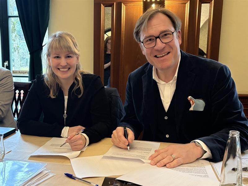 Astrid Großgasteiger bei der Vertragsunterzeichnung mit Thomas Pröckl, Vorsitzender des Zweckverbandes.