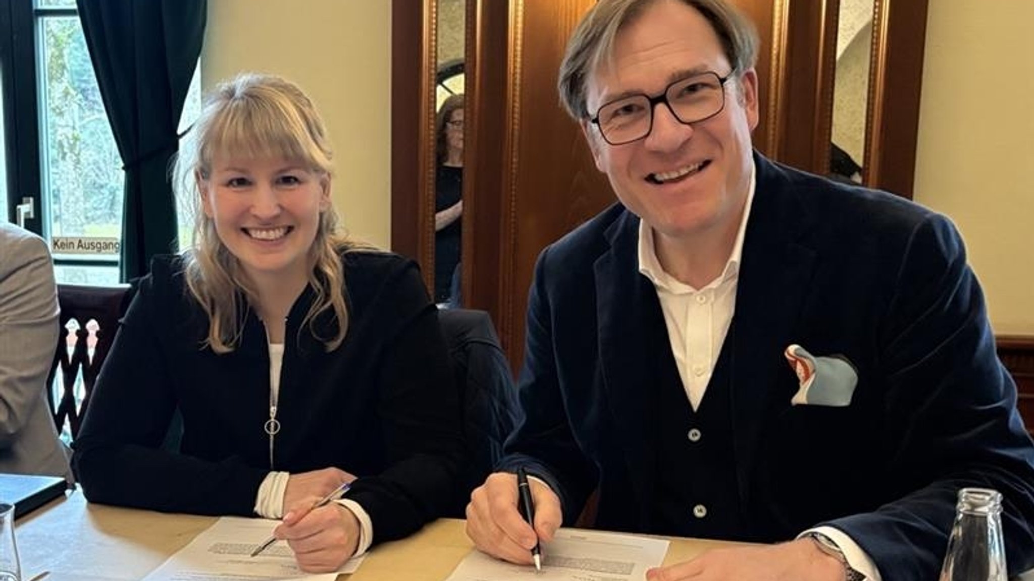 Astrid Großgasteiger bei der Vertragsunterzeichnung mit Thomas Pröckl, Vorsitzender des Zweckverbandes.