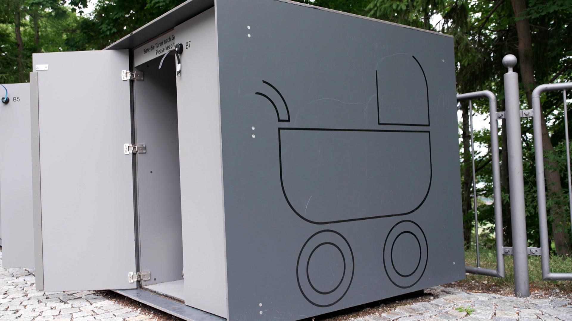 Hund im Schließfach: Eine Besucherin des Märchenschlosses ließ ihren Vierbeiner samt Kinderwagen in einem Schließfach zurück.