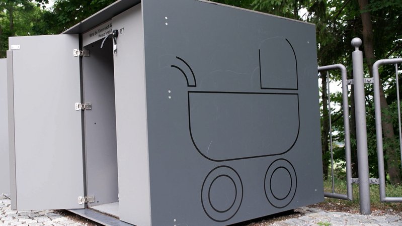 Hund im Schließfach: Eine Besucherin des Märchenschlosses ließ ihren Vierbeiner samt Kinderwagen in einem Schließfach zurück. | Bild: Bayerischer Rundfunk 2025 Hund im Schließfach: Eine Besucherin des Märchenschlosses ließ ihren Vierbeiner samt Kinderwagen in einem Schließfach zurück.