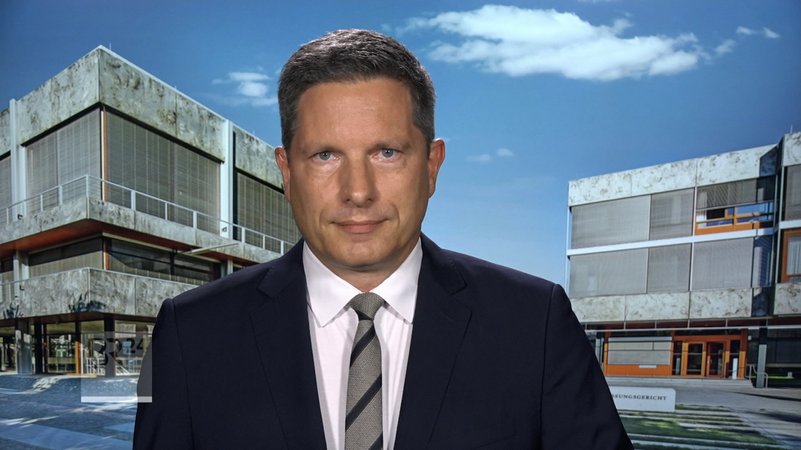 ARD-Rechtsexperte Frank Bräutigam in Karlsruhe | Bild: BR ARD-Rechtsexperte Frank Bräutigam in Karlsruhe