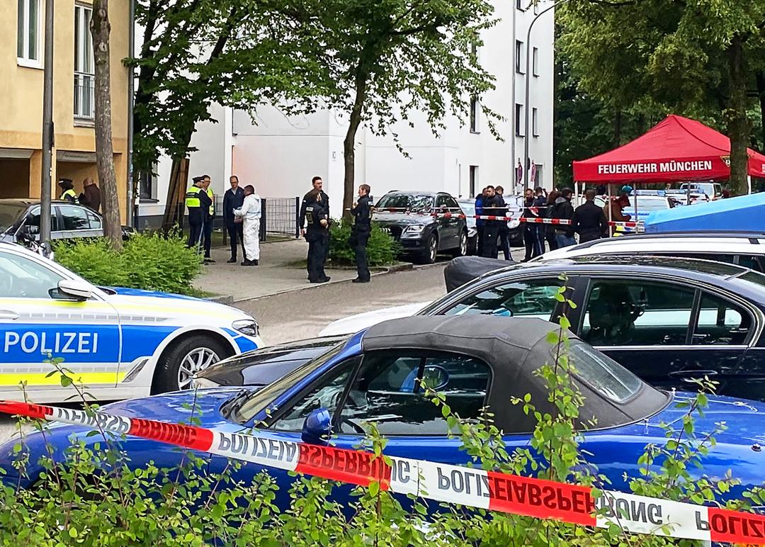 Archivbild: Einsatzkräfte der Polizei stehen vor einem Mehrfamilienhaus im Stadtteil Milbertshofen