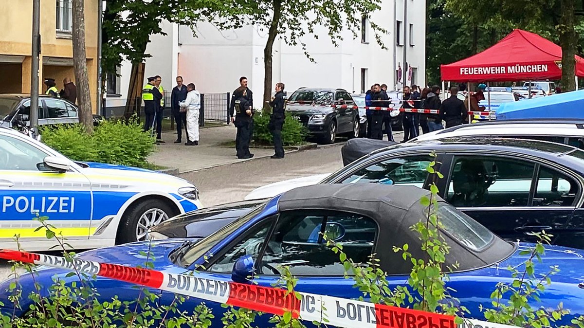 Archivbild: Einsatzkräfte der Polizei stehen vor einem Mehrfamilienhaus im Stadtteil Milbertshofen