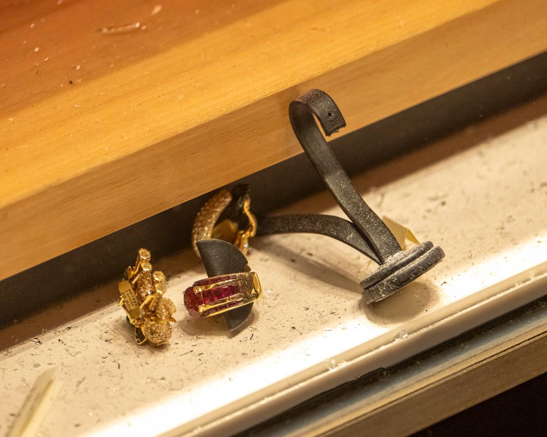 Zurückgelassener Schmuck liegt nach dem Überfall in einem Juweliergeschäft in der Innenstadt hinter dem Schaufenster des Ladens.