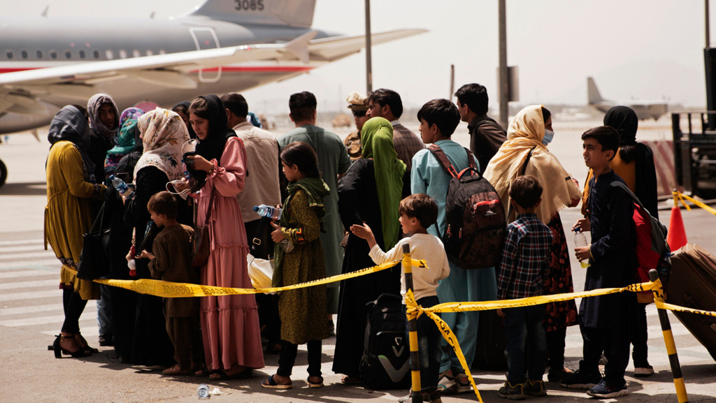 Zivilisten darauf vor, während einer Evakuierung aus Kabul ein Flugzeug zu besteigen (18.8.21).