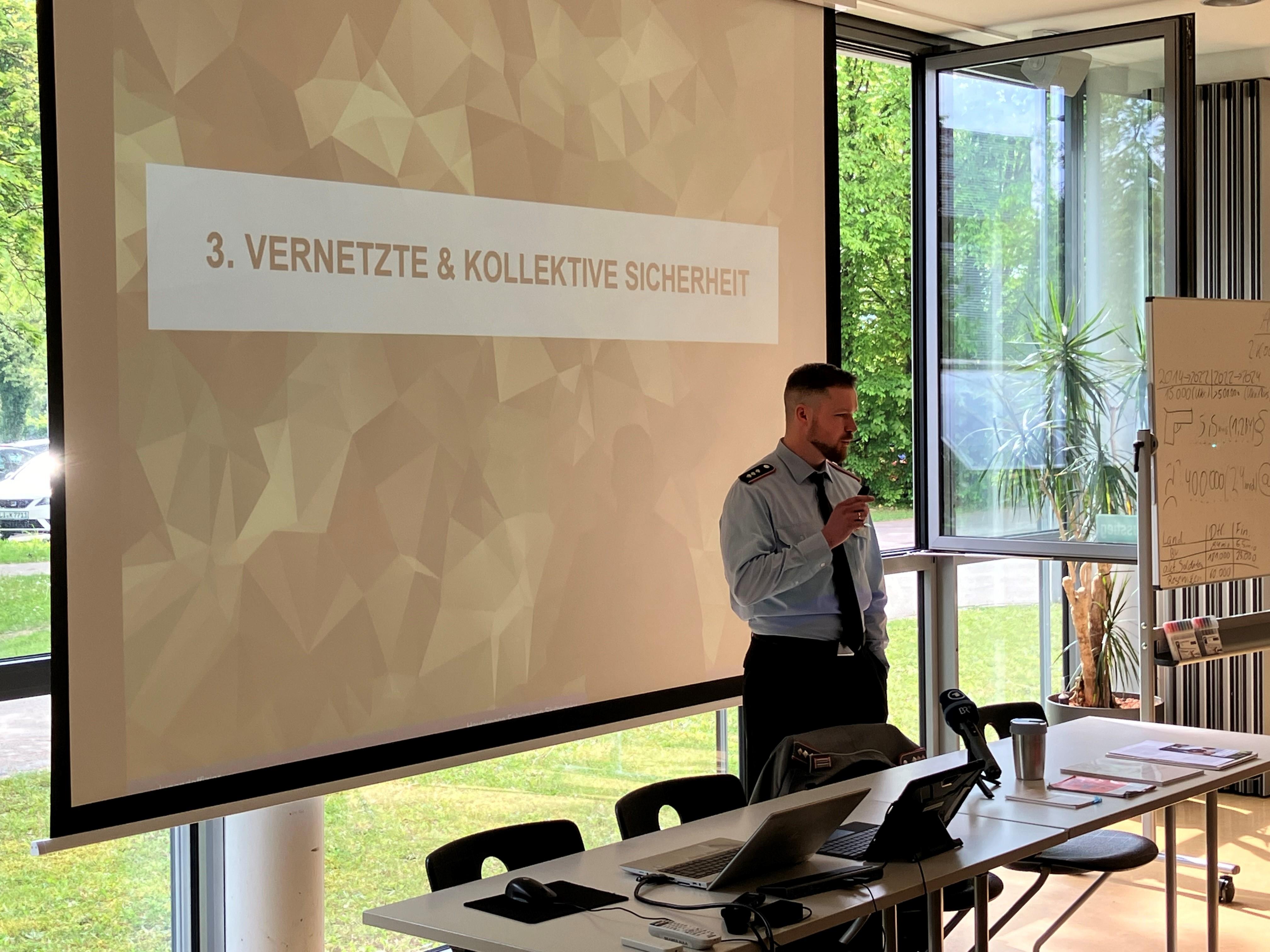 Hauptmann Fabian von Skrbensky hält einen Vortrag an einer Schule