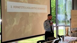 Hauptmann Fabian von Skrbensky hält einen Vortrag an einer Schule | Bild:Kilian Neuwert, BR