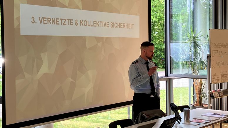 Hauptmann Fabian von Skrbensky hält einen Vortrag an einer Schule | Bild:Kilian Neuwert, BR