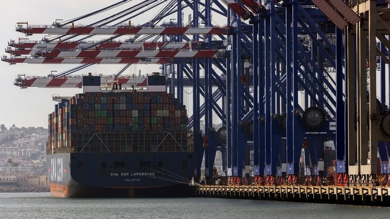 USA, San Pedro: Ein Containerschiff liegt im Hafen von Los Angeles in San Pedro vor Anker. | Bild: dpa-Bildfunk/Etienne Laurent USA, San Pedro: Ein Containerschiff liegt im Hafen von Los Angeles in San Pedro vor Anker.