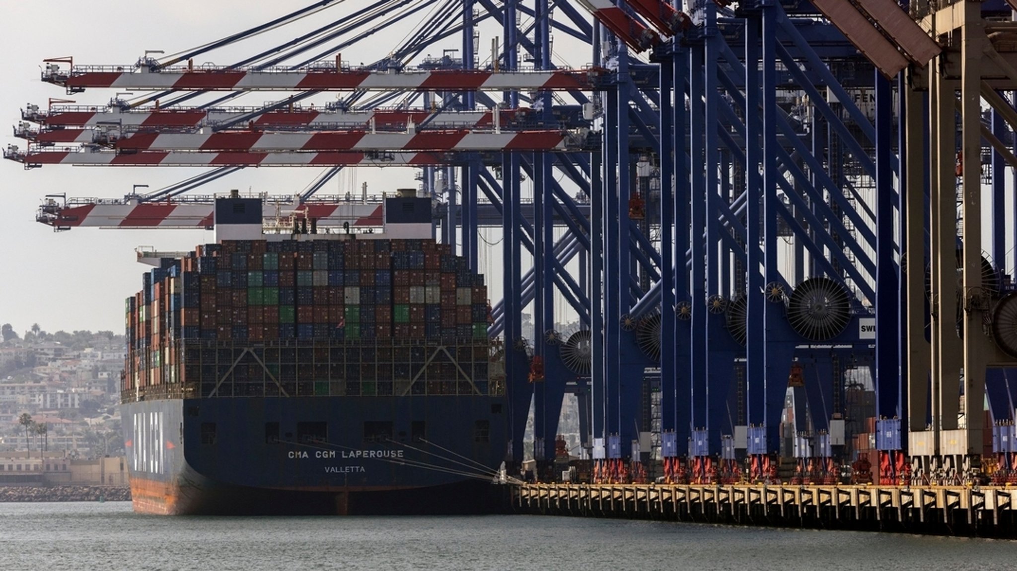 USA, San Pedro: Ein Containerschiff liegt im Hafen von Los Angeles in San Pedro vor Anker.