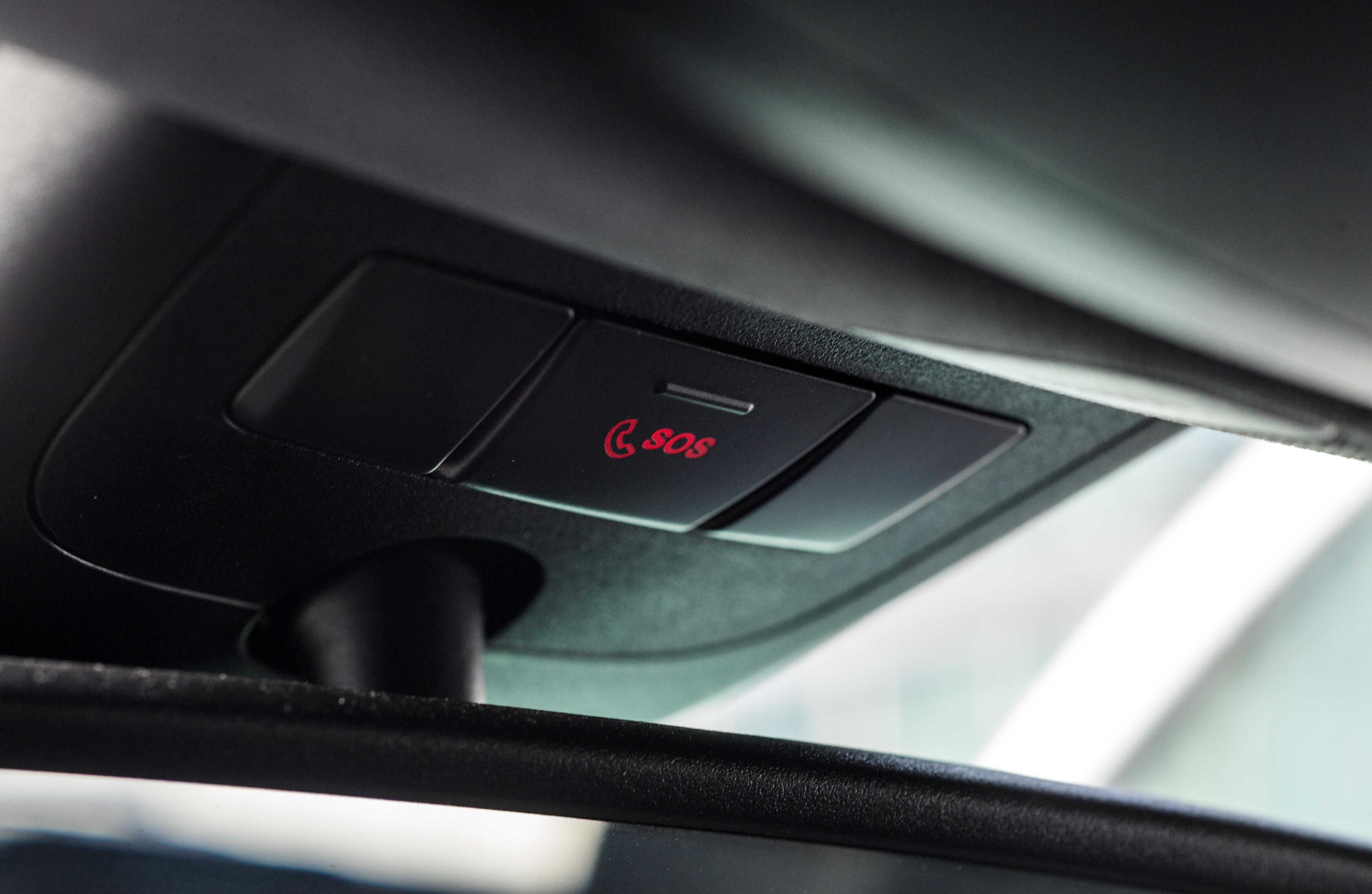 Der SOS-Knopf für das automatische Notrufsystem "eCall" in einem Auto