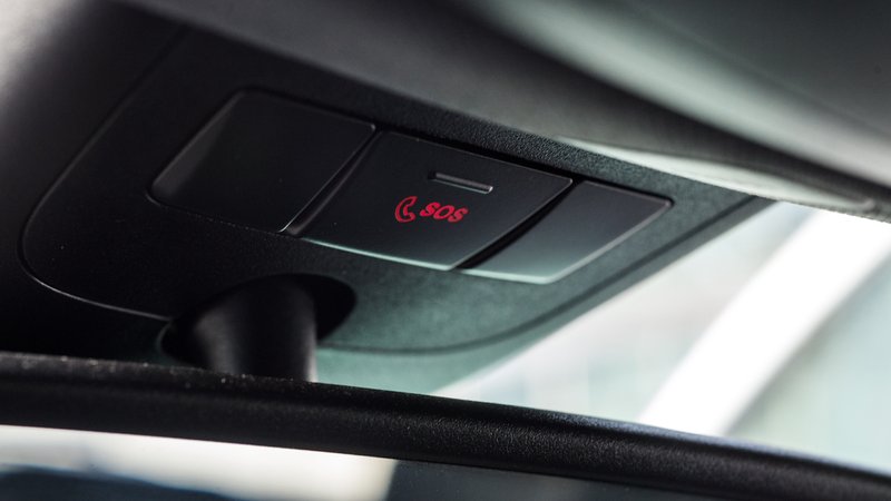Der SOS-Knopf für das automatische Notrufsystem "eCall" in einem Auto | Bild: picture alliance / dpa Themendienst | Andrea Warnecke Der SOS-Knopf für das automatische Notrufsystem "eCall" in einem Auto