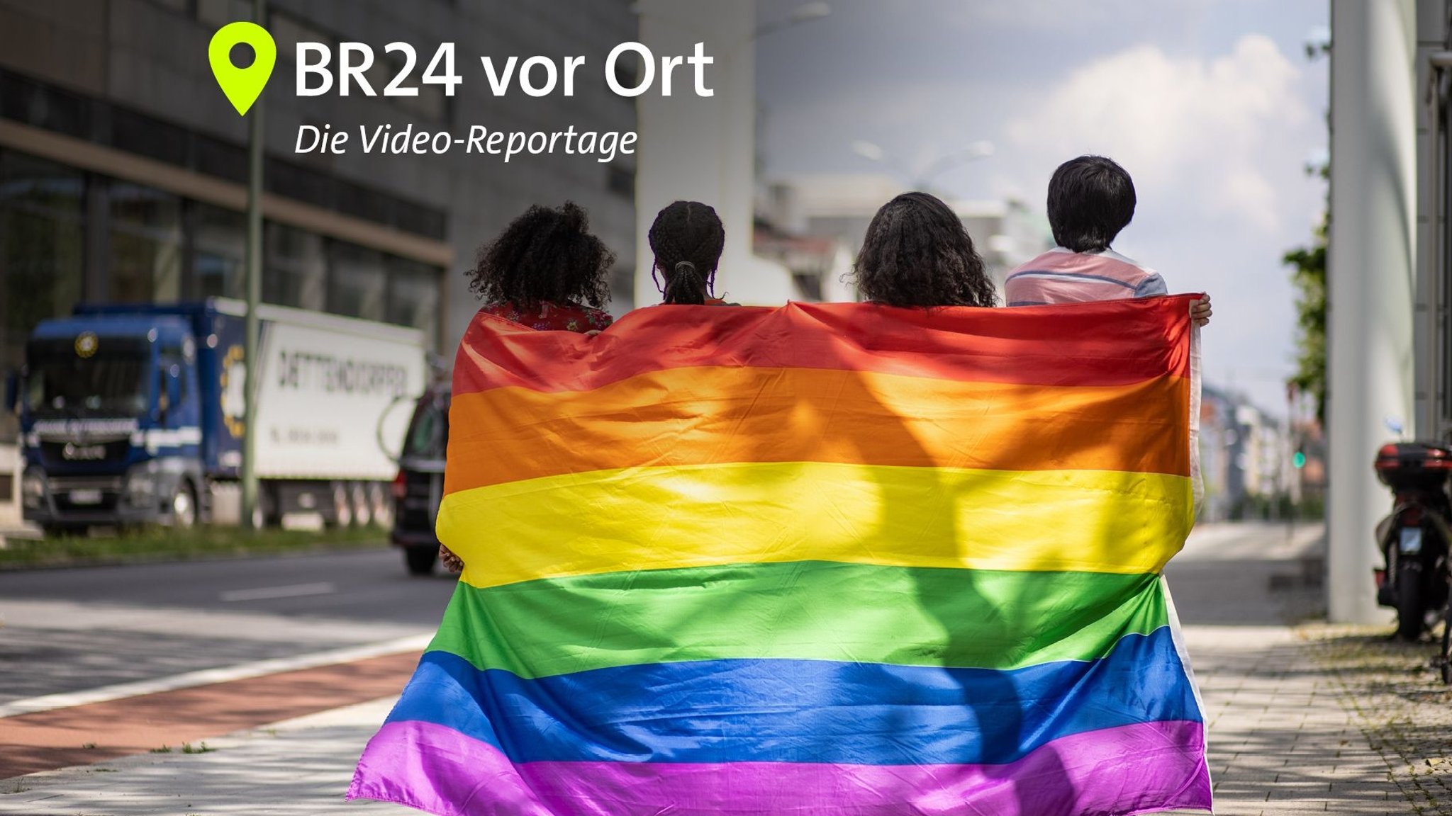 Jugendliche mit Regenbogenfahne
