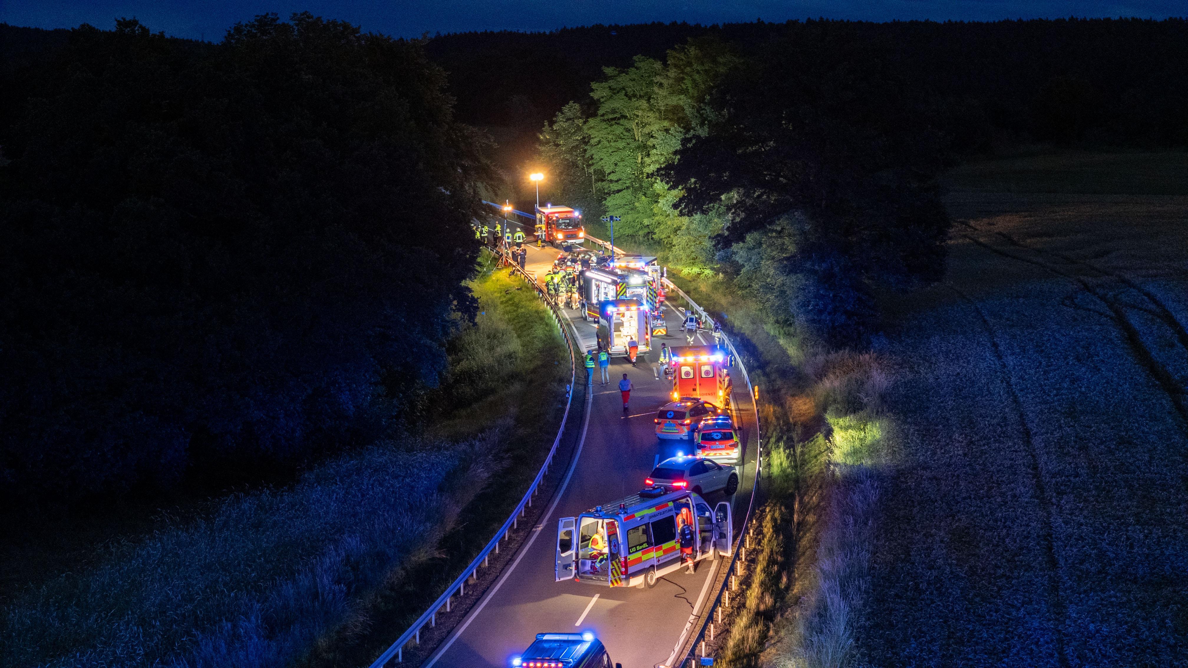 Zahlreiche Einsatzkräfte waren zur Unfallstelle zwischen Neunburg vorm Wald und Schwarzenfeld geeilt
