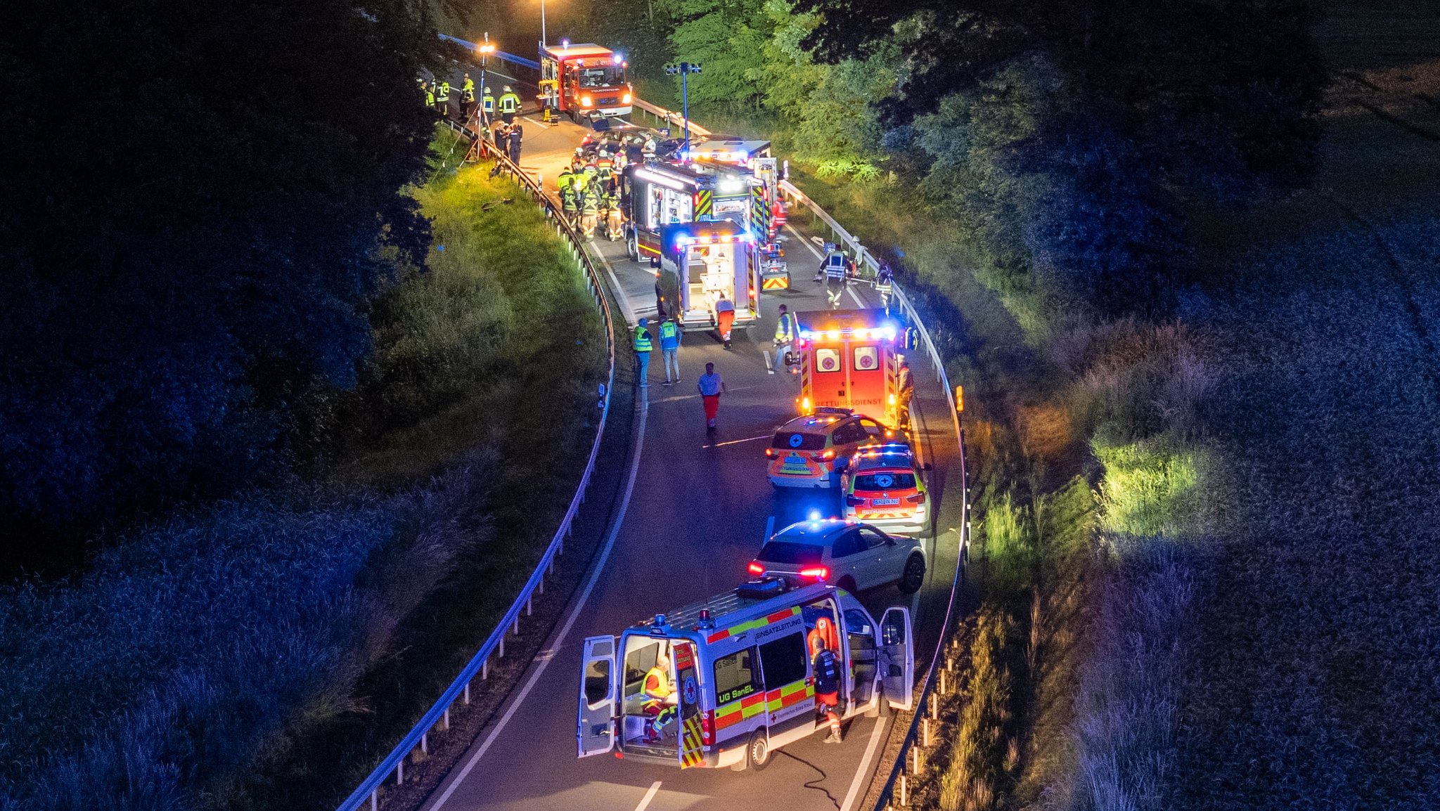 Zahlreiche Einsatzkräfte waren zur Unfallstelle zwischen Neunburg vorm Wald und Schwarzenfeld geeilt