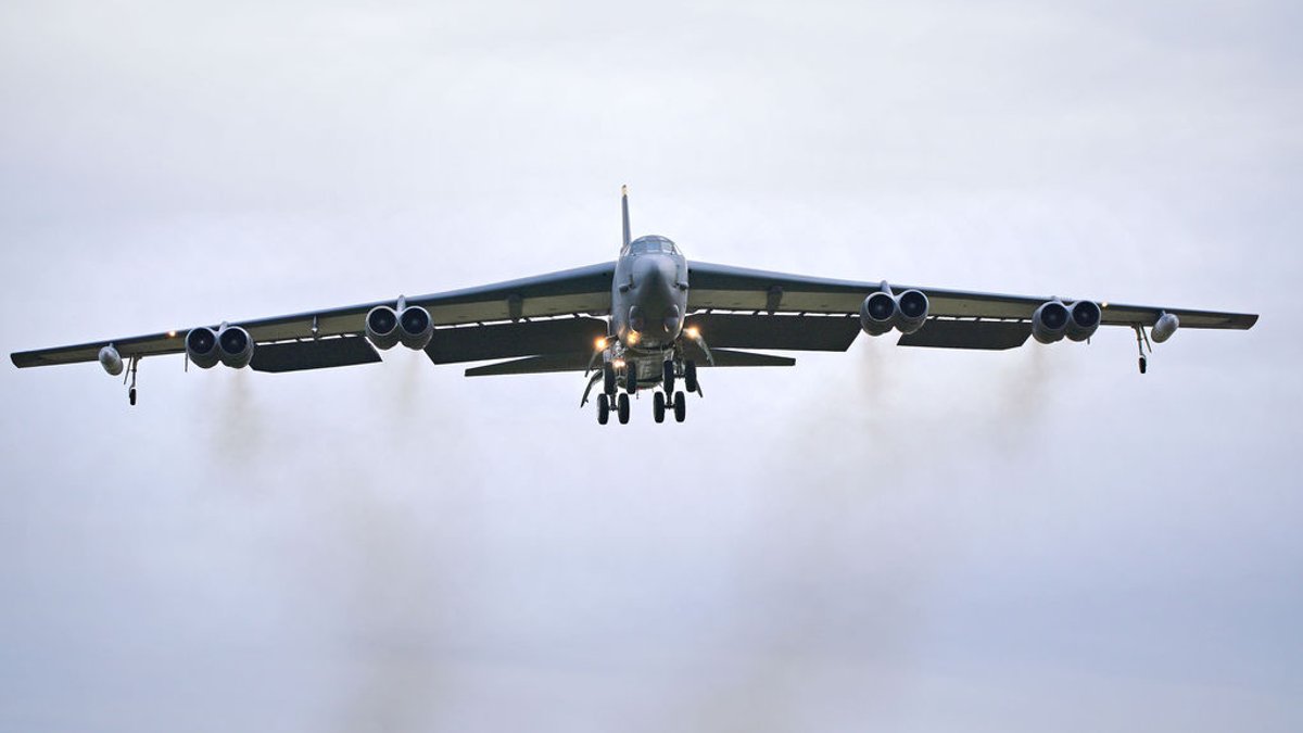 USA fliegen offenbar Atombomben nach Europa  