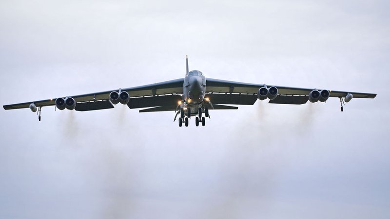 ARCHIV - 10.02.2022, Großbritannien, Fairford: Ein B-52-Bomber der US Air Force (USAF) landet auf dem Luftwaffenstützpunkt RAF Fairford. (zu dpa: «Umfrage: Zwei Drittel für europäischen Atom-Schutzschirm») Foto: Ben Birchall/PA Wire/dpa +++ dpa-Bildfunk +++ | Bild: dpa-Bildfunk/Ben Birchall ARCHIV - 10.02.2022, Großbritannien, Fairford: Ein B-52-Bomber der US Air Force (USAF) landet auf dem Luftwaffenstützpunkt RAF Fairford. (zu dpa: «Umfrage: Zwei Drittel für europäischen Atom-Schutzschirm») Foto: Ben Birchall/PA Wire/dpa +++ dpa-Bildfunk +++