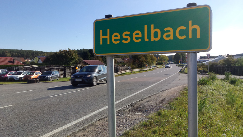 Die B85 bei Wackersdorf-Heselbach: Hier wird eine Linksabbiegespur gebaut