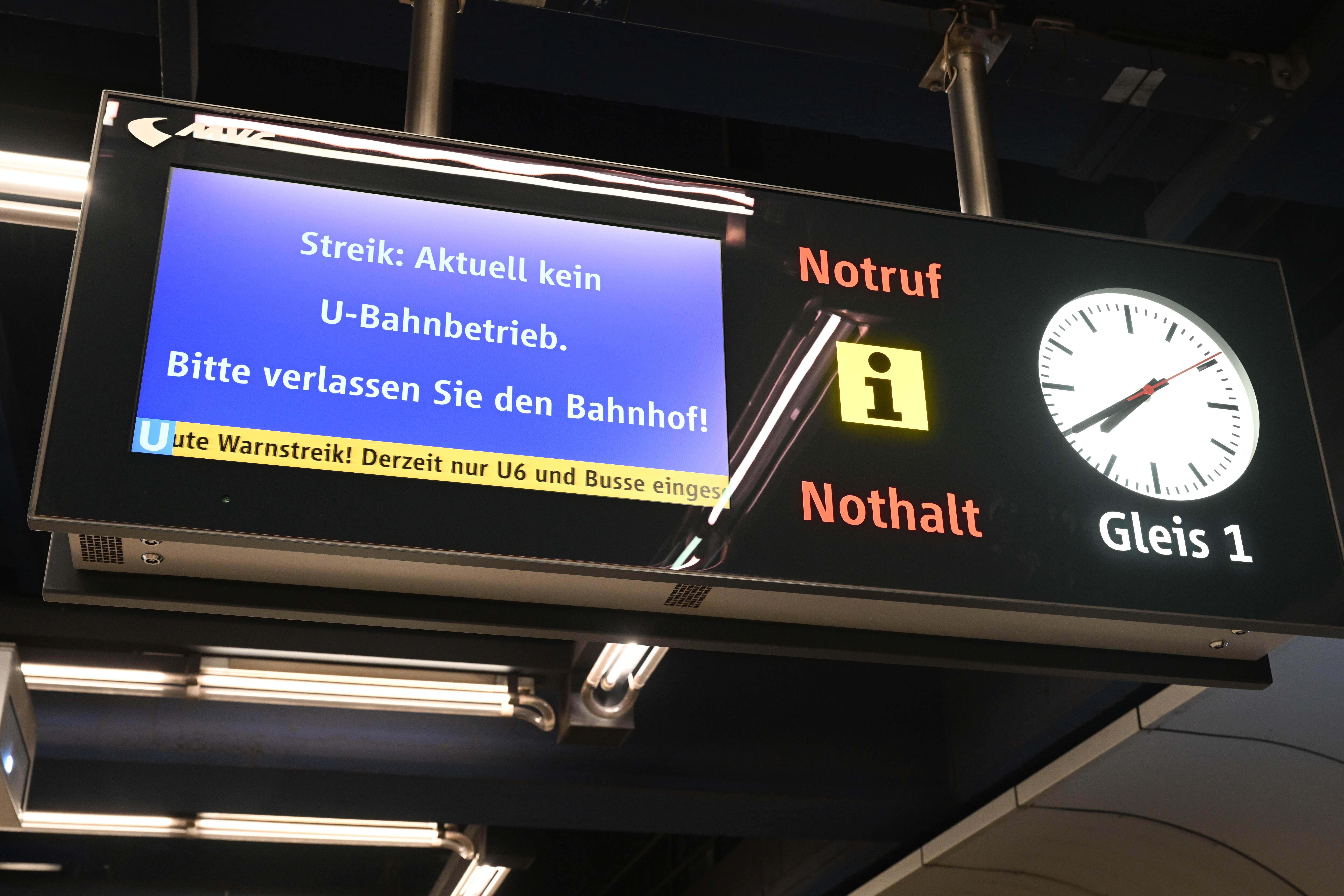"Streik: Aktuell kein U-Bahn Betrieb" ist an einer Anzeigetafel in einem U-Bahn Bahnhof am Münchner Hauptbahnhof zu lesen. Warnstreiks am Montag finden im öffentlichen Nahverkehr in Bayern statt.