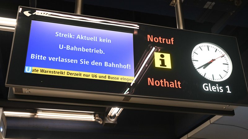 "Streik: Aktuell kein U-Bahn Betrieb" ist an einer Anzeigetafel in einem U-Bahn Bahnhof am Münchner Hauptbahnhof zu lesen. Warnstreiks am Montag finden im öffentlichen Nahverkehr in Bayern statt. | Bild: dpa/pa/Felix Hörhager "Streik: Aktuell kein U-Bahn Betrieb" ist an einer Anzeigetafel in einem U-Bahn Bahnhof am Münchner Hauptbahnhof zu lesen. Warnstreiks am Montag finden im öffentlichen Nahverkehr in Bayern statt.