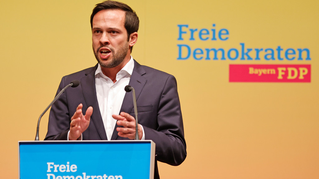18.03.23: Martin Hagen, FDP-Spitzenkandidat bei der bayerischen Landtagswahl 2023, spricht während des Landesparteitages in Ingolstadt.