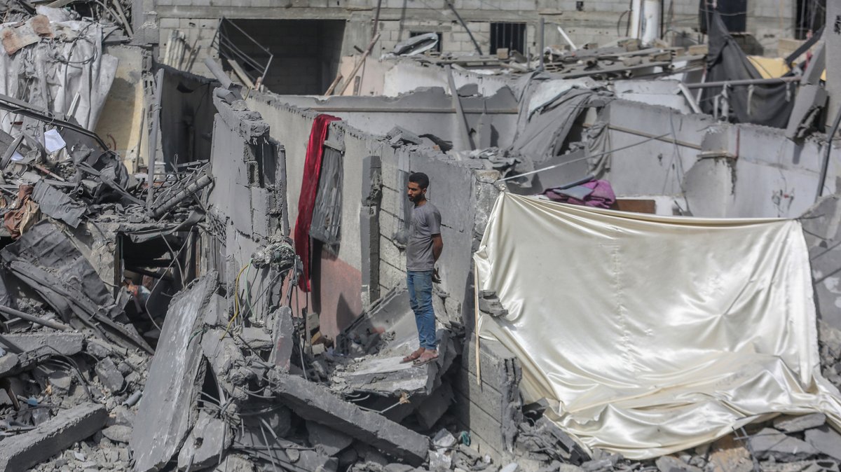 29.10.2023, Palästinensische Gebiete, Flüchtlingslager Bureij: Ein Palästinenser inspiziert die Zerstörung rund um die Al-Bilal-Moschee im Flüchtlingslager Bureij nach israelischen Luftangriffen.