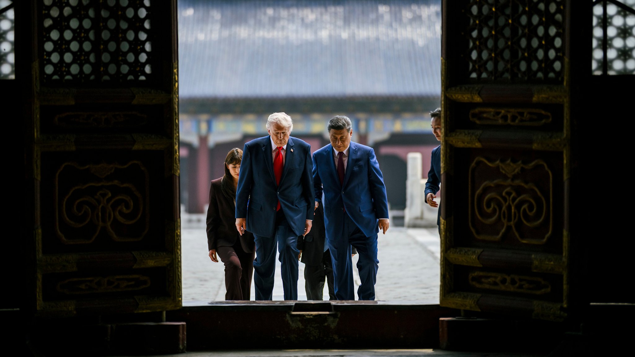 (Archivbild) US-Präsident Donald Trump betritt eine Halle, begleitet vom chinesischen Präsidenten Xi Jinping (rechts), während eines Besuchs im Himmelstempel am 14. Mai 2026 in Peking, China. | Bild: picture alliance / ZUMAPRESS.com | Daniel Torok/White House (Archivbild) US-Präsident Donald Trump betritt eine Halle, begleitet vom chinesischen Präsidenten Xi Jinping (rechts), während eines Besuchs im Himmelstempel am 14. Mai 2026 in Peking, China.
