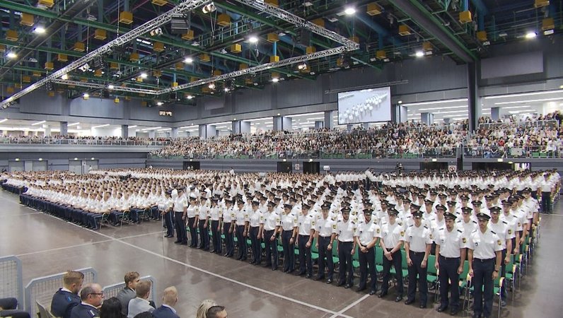 Bayerns Innenminister Herrmann hat im Juli in Nürnberg hunderte neue Polizistinnen und Polizisten vereidigt 