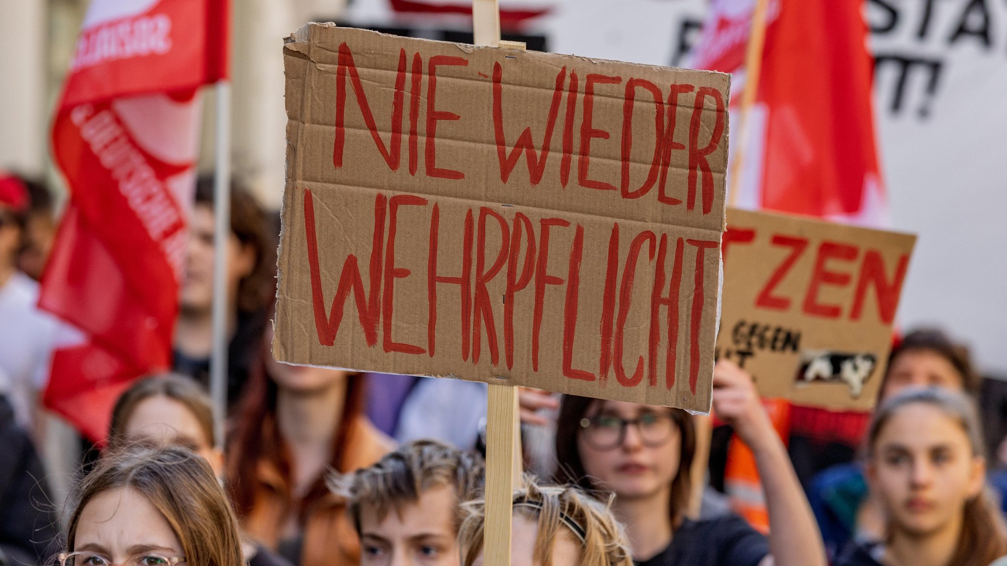 Demonstration gegen die Wehrpflicht. Im Zentrum des Bildes ein selbst gemaltes Schild mit der Aufschrift "Nie wieder Wehrpflicht" (Archivbild vom 5.3.2026). Eine wachsende Zahl von Menschen entscheidet sich dafür, den Kriegsdienst zu verweigern.