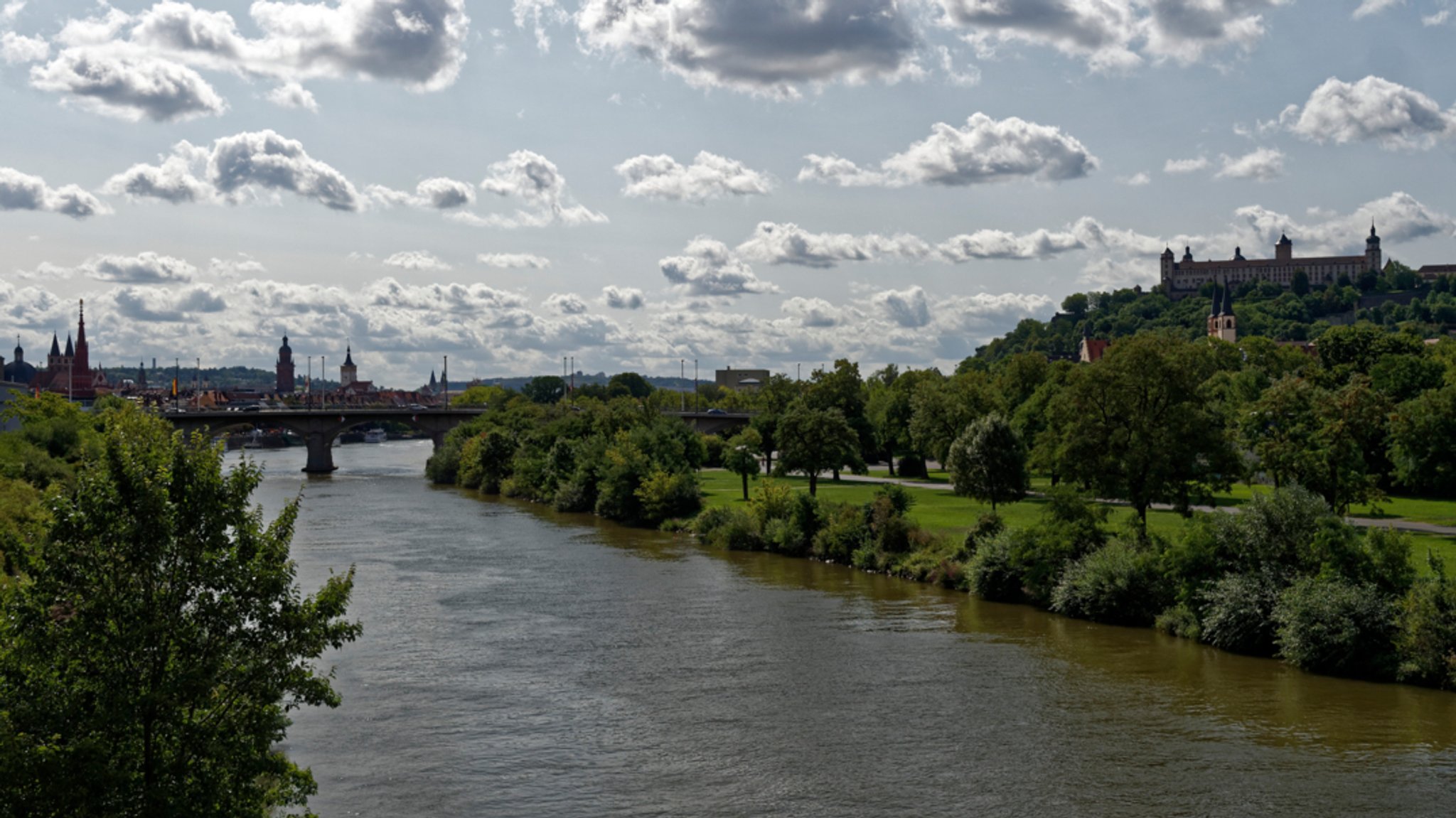 Der Main, rechts die Festung Marienberg.