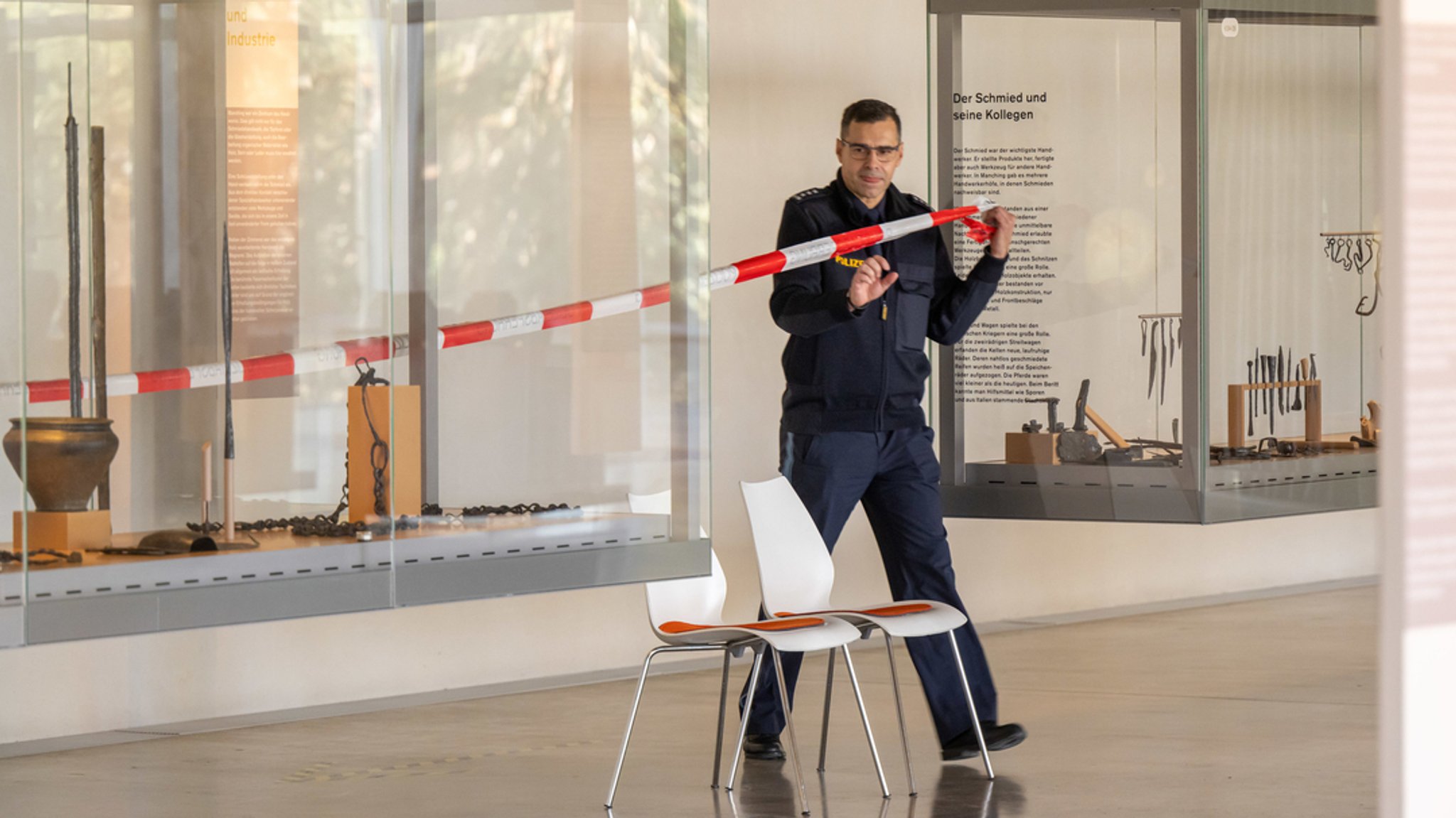 23.11.2022, Bayern, Manching: Ein Absperrband der Polizei wird im Kelten-Römer-Museum gespannt. Einbrecher haben im oberbayerischen Manching einen mehrere Millionen Euro teuren Goldschatz aus der Keltenzeit erbeutet. Wie ein Sprecher des Bayerischen Landeskriminalamtes (LKA) am Dienstag berichtete, waren die Täter in der vorangegangenen Nacht in das Museum in Manching eingestiegen und entwendeten den 1999 bei Manching entdeckten Schatz vollständig.