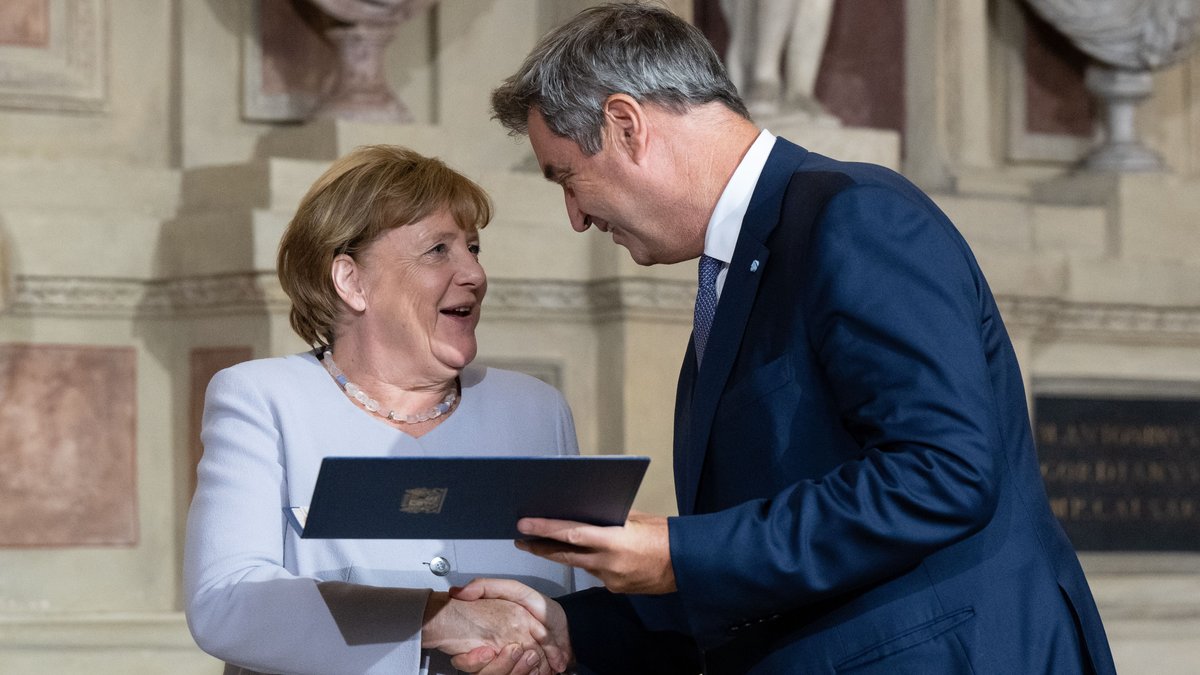 Aus der Hand des Bayerischen Ministerpräsidenten Markus Söder erhält Altkanzlerin Angela Merkel den Bayerischen Verdienstorden.